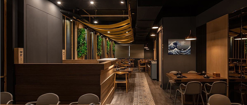 確保在開門之前坐在每張椅子上，從不同的角度觀察餐館，看看有什么需要改進(jìn)的地方。
